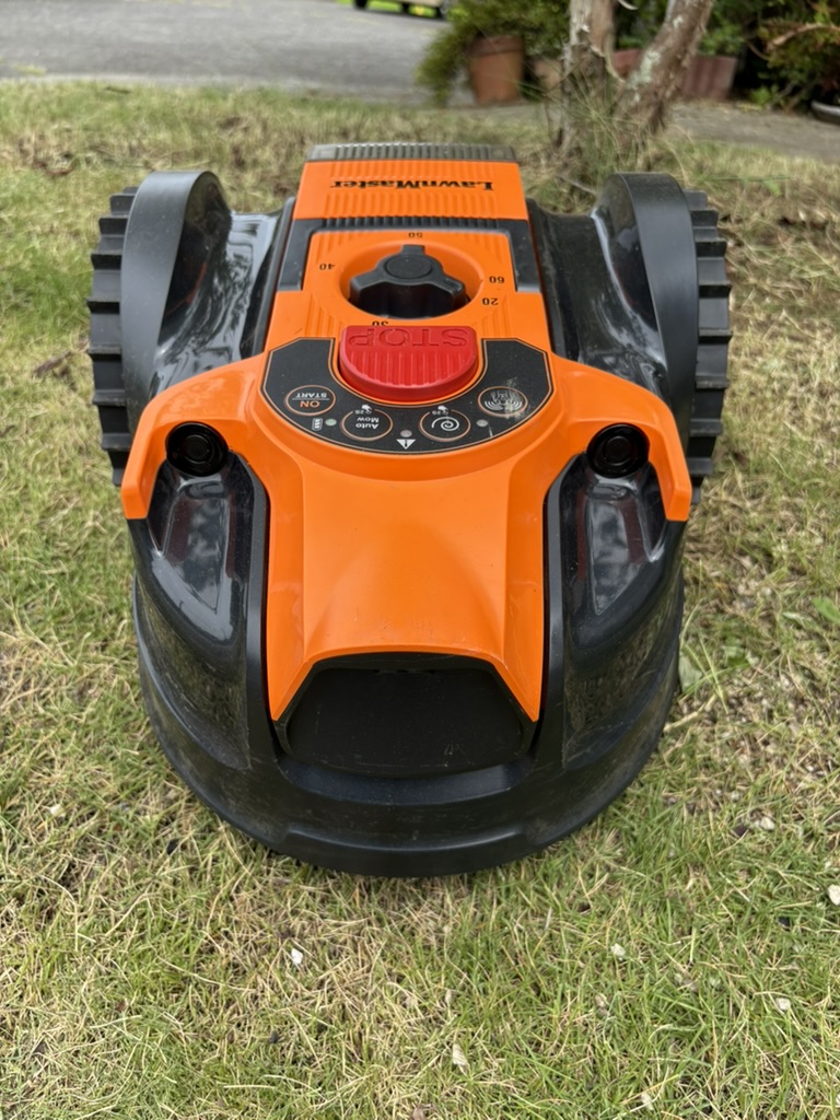 ETG Japan DROP & MOW VBRM16 08 ロボット芝刈り機 芝生に置いた写真